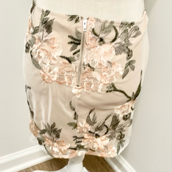 TOBI Floral Embroidered Mesh Mini Skirt S - fits like 6 - Picture 3 of 9